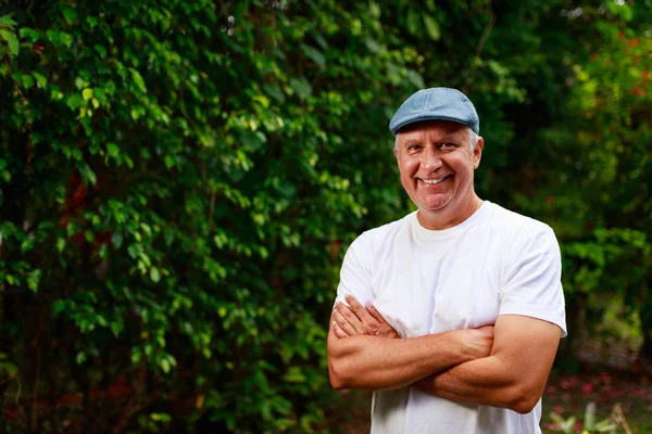 Schöner Mann im Freien — Stockfoto