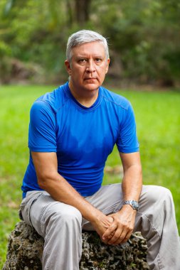 yakışıklı bir adam açık havada