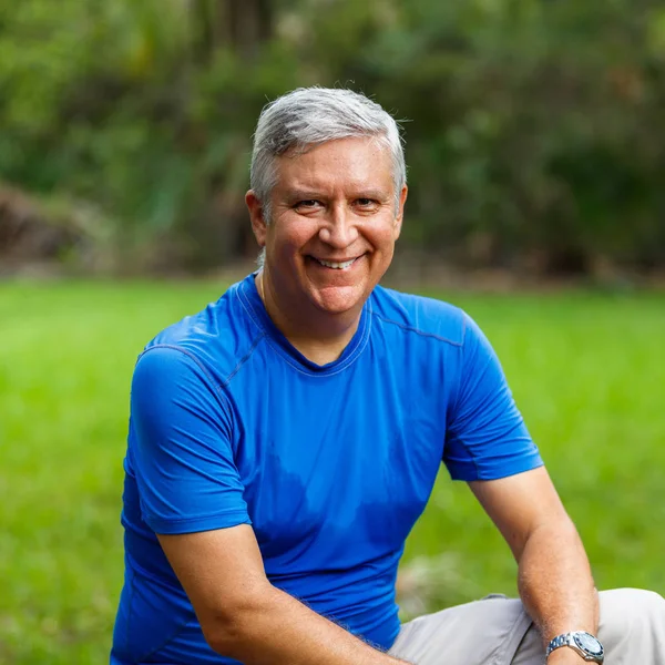 Hombre guapo al aire libre —  Fotos de Stock