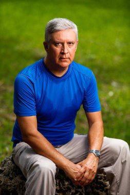 yakışıklı bir adam açık havada