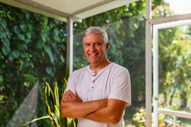 yakışıklı bir adam evde