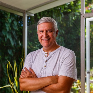 yakışıklı bir adam evde