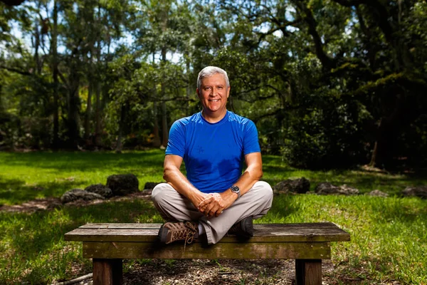 Hombre guapo al aire libre —  Fotos de Stock