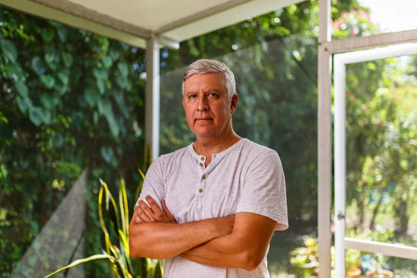 Hombre guapo en casa —  Fotos de Stock