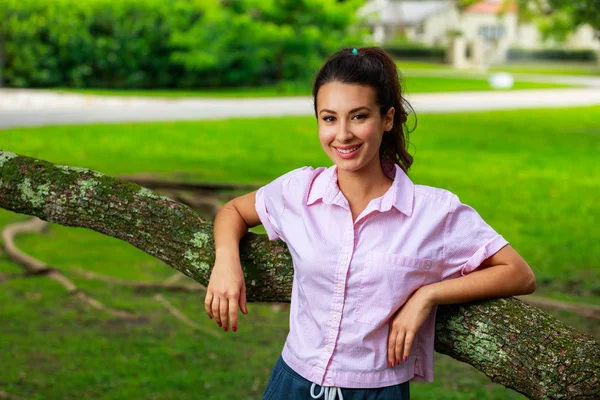 Schöne junge Frau — Stockfoto