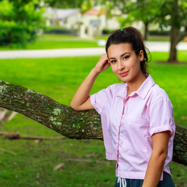 Krásná mladá žena — Stock fotografie