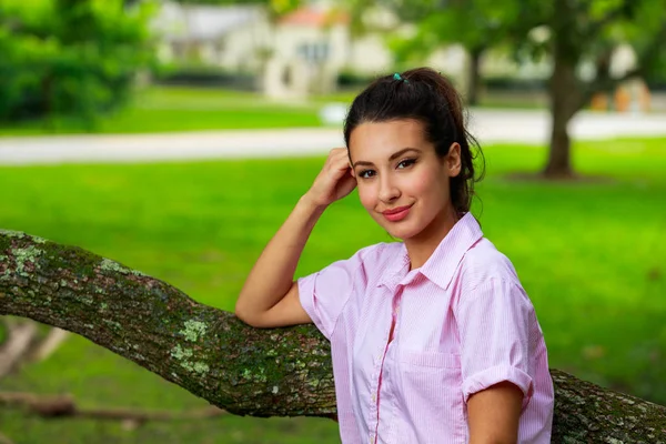 Schöne junge Frau — Stockfoto