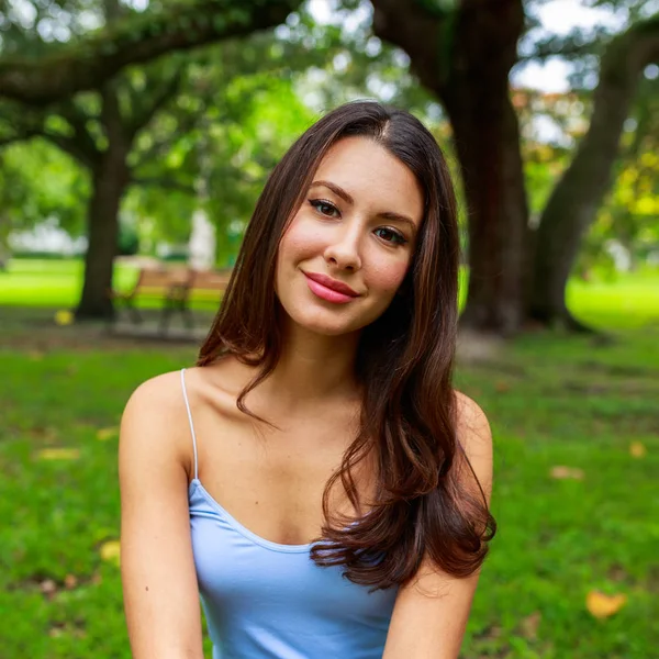 Schöne junge Frau — Stockfoto