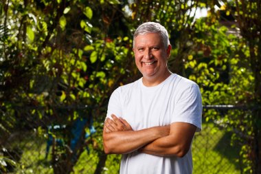 yakışıklı bir adam açık havada