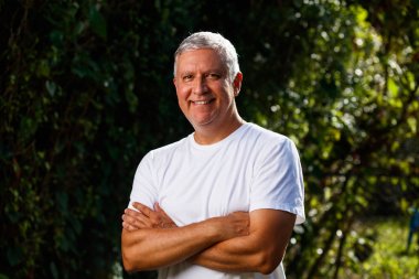 yakışıklı bir adam açık havada