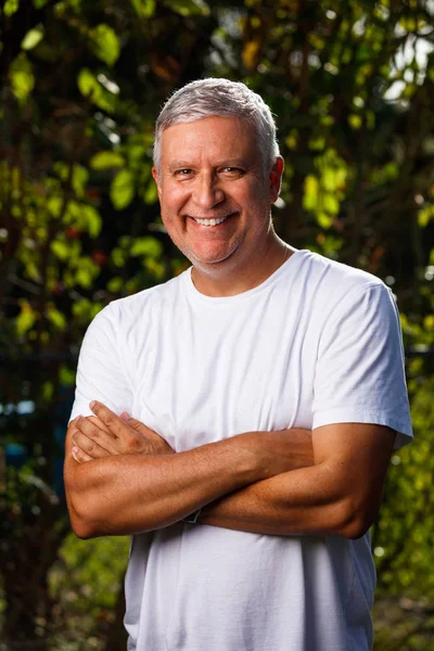 Hombre guapo al aire libre —  Fotos de Stock