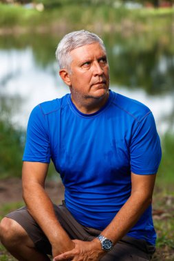 yakışıklı bir adam açık havada