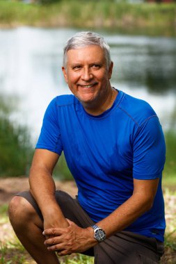 yakışıklı bir adam açık havada