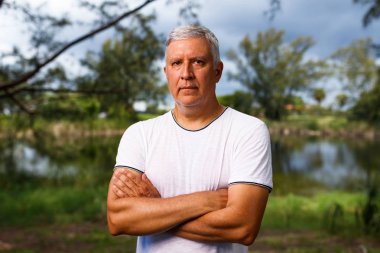 yakışıklı bir adam açık havada