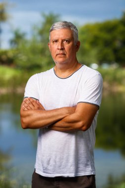 yakışıklı bir adam açık havada