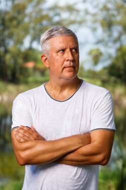 yakışıklı bir adam açık havada