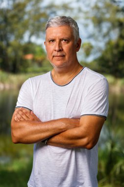 yakışıklı bir adam açık havada