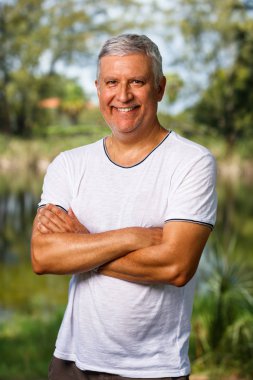 yakışıklı bir adam açık havada