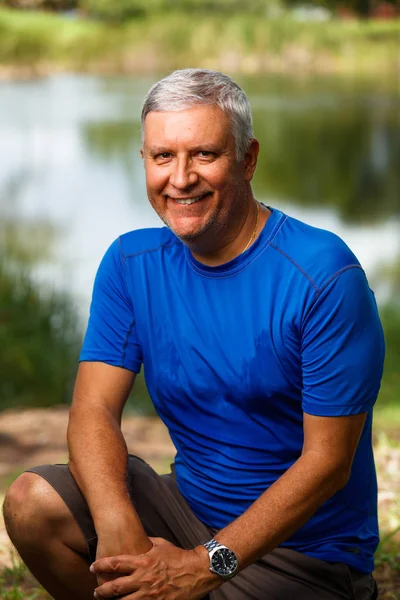 yakışıklı bir adam açık havada