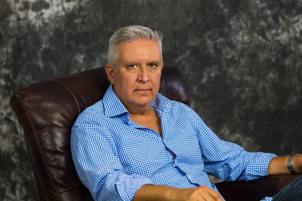 Yakışıklı erkek portresi