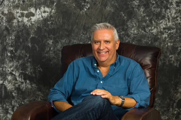 Yakışıklı erkek portresi