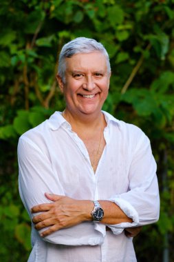 yakışıklı bir adam açık havada