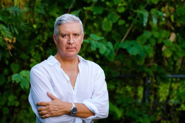 yakışıklı bir adam açık havada