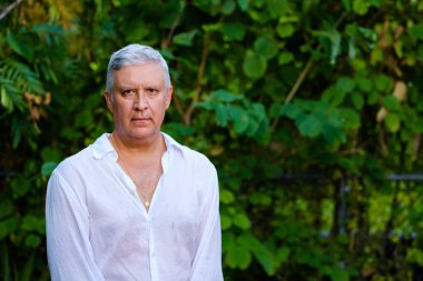 yakışıklı bir adam açık havada