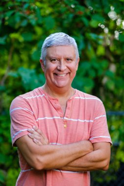 yakışıklı bir adam açık havada