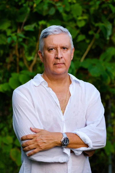 yakışıklı bir adam açık havada