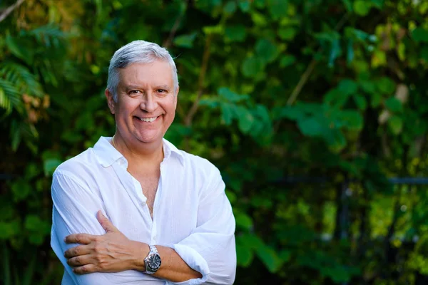 yakışıklı bir adam açık havada