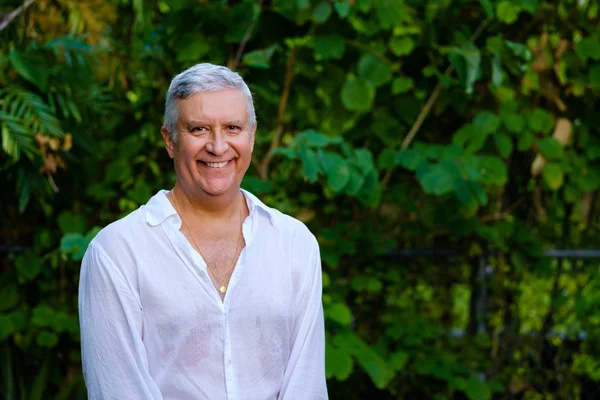 yakışıklı bir adam açık havada