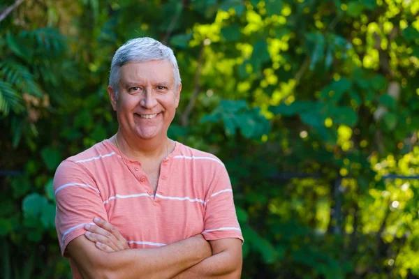 yakışıklı bir adam açık havada