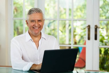 yakışıklı bir adam evde