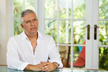 yakışıklı bir adam evde