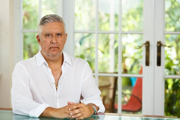 Homem bonito em casa — Fotografia de Stock