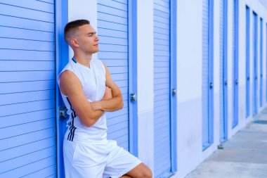 Yakışıklı genç adam.