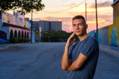 Yakışıklı genç adam.