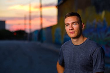 Yakışıklı genç adam.