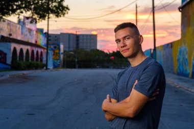 Yakışıklı genç adam.