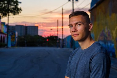 Yakışıklı genç adam.