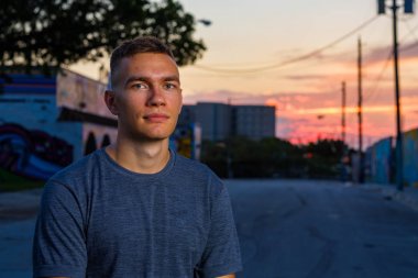 Yakışıklı genç adam.