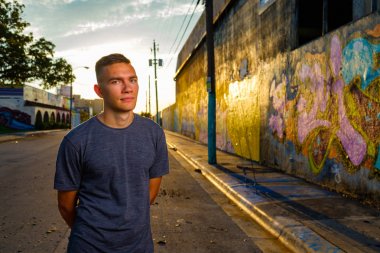 Yakışıklı genç adam.