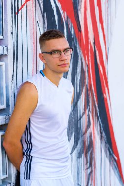 Yakışıklı genç adam.