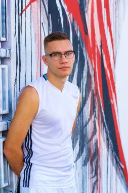 Yakışıklı genç adam.