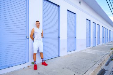 Yakışıklı genç adam.