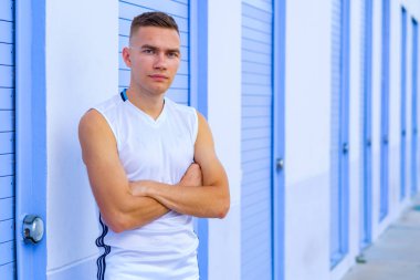 Yakışıklı genç adam.