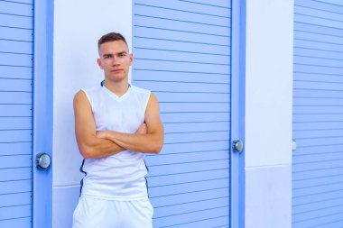 Yakışıklı genç adam.