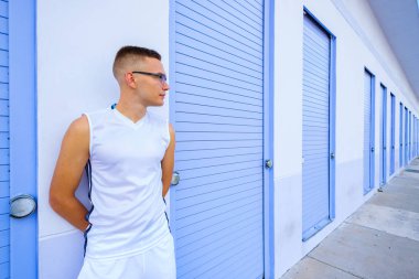 Yakışıklı genç adam.