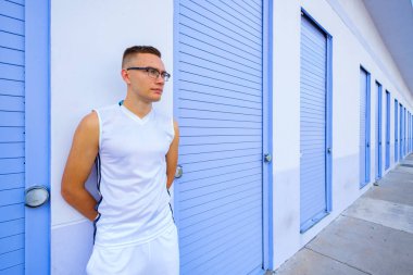 Yakışıklı genç adam.